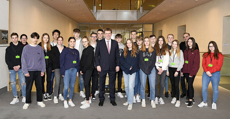 Dr. Reinhard Brandl MdB mit seinen Gästen; Foto: Deutscher Bundestag