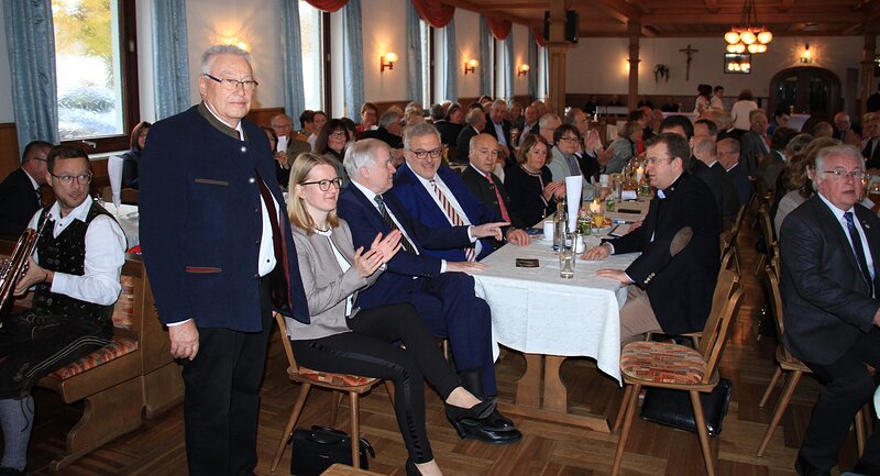 Kreisvorsitzender Fritz Müller begrüßt die Gäste; Foto: Dittenhofer