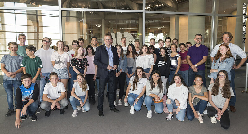 Wirtschaftsschule Neuburg, Gruppe 2, mit MdB Dr. Reinhard Brandl vor dem Plenarsaal; Foto: Deutscher Bundestag