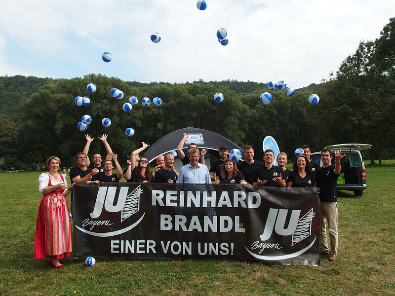 Reinhard Brandl inmitten der JU-Freunde aus dem gesamten Landkreis Eichstätt