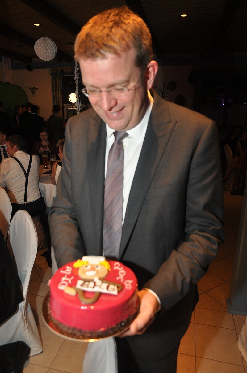Dr. Reinhard Brandl MdB freut sich über die Torte beim Gastronomenball; Foto: Matthias Metzel