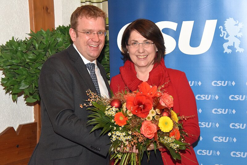 Reinhard Brandl gratuliert Tanja Schorer-Dremel zur Nominierung