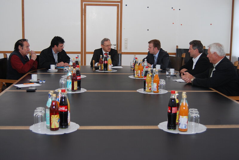 Auf dem Foto in der Mitte: Bürgermeister Bernhard Sammiller und Dr. Reinhard Brandl im Gespräch mit Markträten aus Pförring.