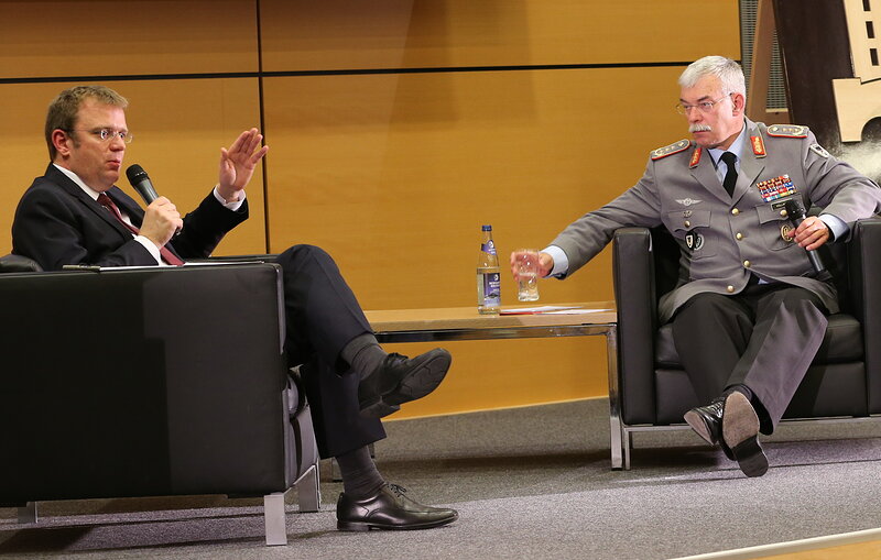 Dr. Reinhard Brandl MdB und General Jörg Vollmer; Foto: Marek Kowalski