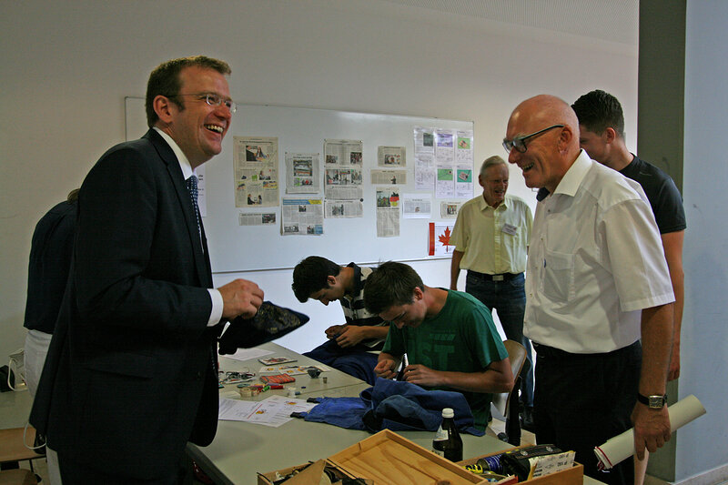 MdB Dr. Reinhard Brandl mit Schulleiter Fritz Füßl im Reparatur-Cafe; Foto: Euringer-Klose