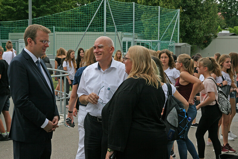 Reinhard Brandl im Gespräch mit der Schulleitung der FOS/BOS im Pausenhof