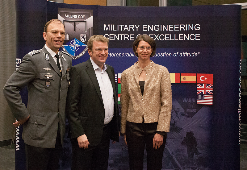 Oberst Niels Janeke, Dr. Reinhard Brandl MdB und Frau Dr. Kristiane Janeke; Foto: MILENG.COE