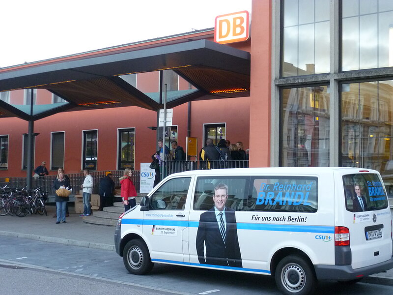 Das Wahlmobil vor dem Ingolstädter Hauptbahnhof