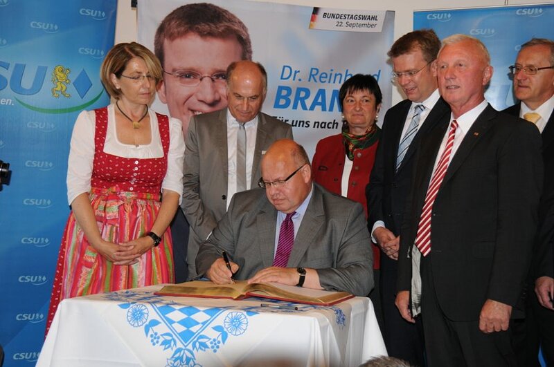 Bundesminister Altmaier trägt sich ins Goldene Buch des Marktes Gaimersheim ein