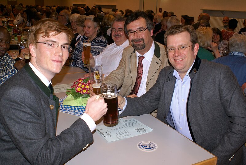 Ortsvorsitzender Christian Conradt, Bürgermeister Christian Tauer und Dr. Reinhard Brandl MdB beim CSU-Starkbierfest in Lenting