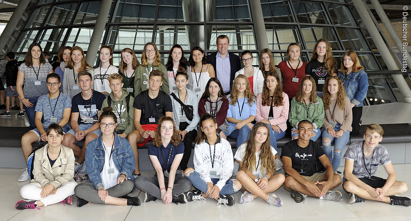 Schülerinnen und Schüler des Gymnasium Gaimersheim mit MdB Dr. Reinhard Brandl