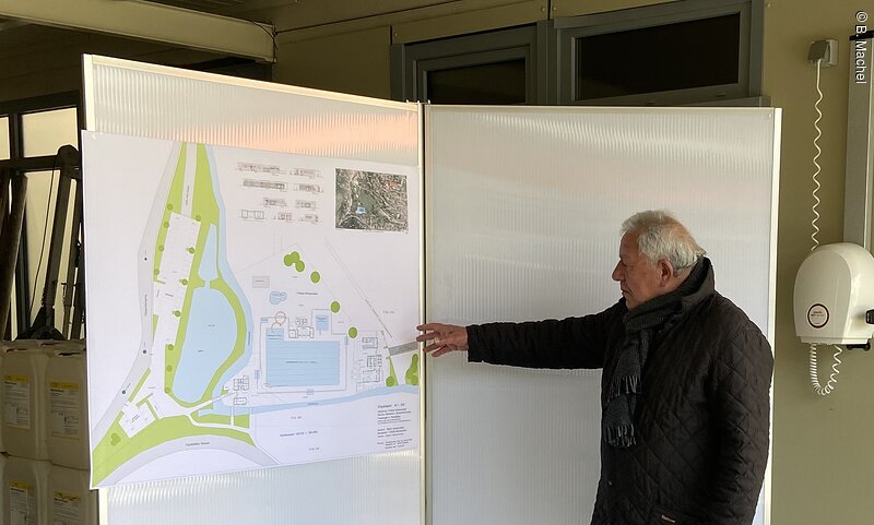 Architekt Werner Steib erläutert die Planung