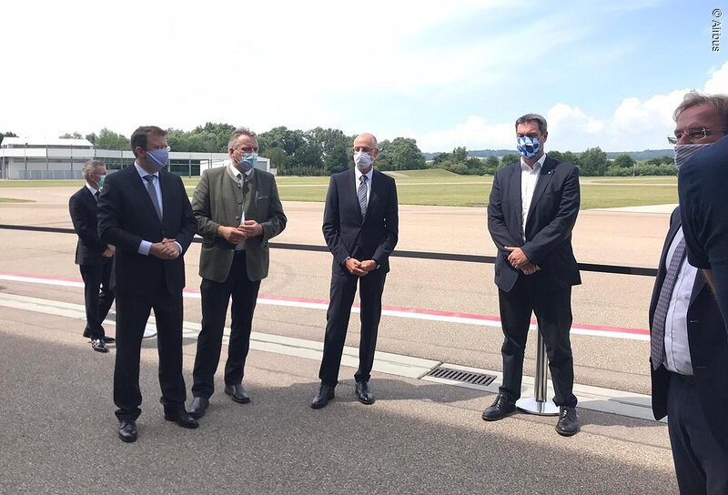 Dr. Reinhard Brandl MdB, Staatssekretär Roland Weigert, Airbus-Chef Wolfgang Schoder und Ministerpräsident Dr. Markus Söder in Donauwörth; Foto: Airbus