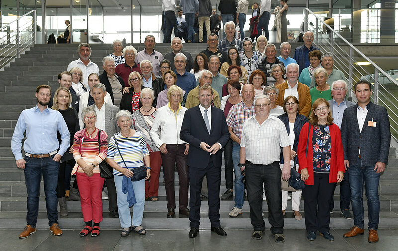 Dr. Reinhard Brandl MdB mit den Gästen aus Neuburg; Foto: DBT/Stella von Saldern