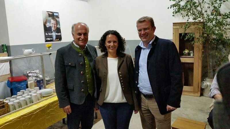 Bezirksrat Reinhard Eichiner, CSU-Ortsvorsitzende Maria Weber und MdB Dr. Reinhard Brandl in Stammham