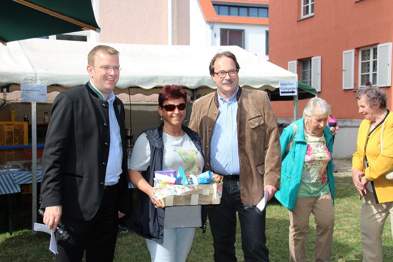 Reinhard Brandl verteilt die Preise an die Gewinner des Stadtteil-Quiz