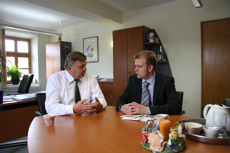Dr. Brandl (rechts) im Gespräch mit Bürgermeister Max Schöner