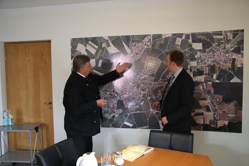 Bürgermeister Max Schöner (rechts) erläutert die Entwicklung des Marktes Kösching
