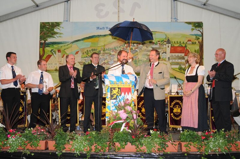 Minister Fahrenschon hält den Schirm über den Schirmherrn, Bürgermeister Andreas Husterer