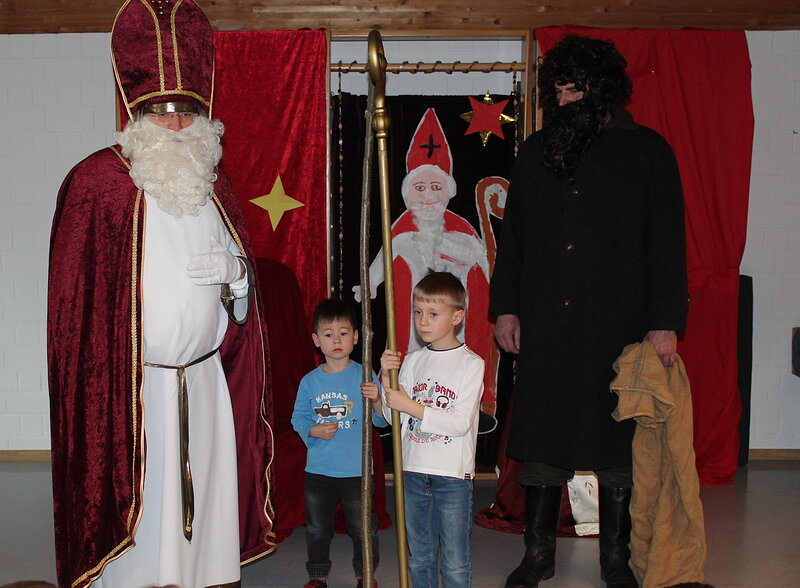 Der Hl. Nikolaus mit Krampus im Kindergarten St. Andreas; Foto: A. Vorig