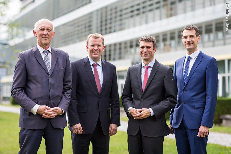 Prof. Dr. Walter Schober, MdB Dr. Reinhard Brandl, Staatssekretär Stefan Müller und Prof. Dr. Jens Hogreve vor der THI