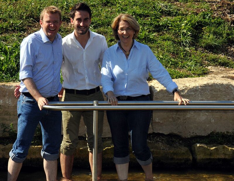 Reinhard Brandl, Markus Meyer und Tanja Schorer-Dremel beim Wassertreten in Altendorf