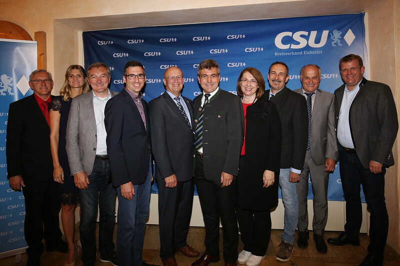 Landratskandidat Alexander Anetsberger mit der CSU-Führungsmannschaft; Foto: Kowalski