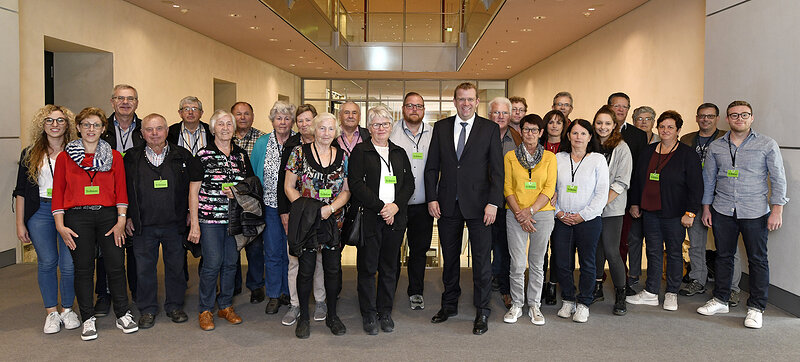 Dr. Reinhard Brandl mit seinen Gästen; Foto: Deutscher Bundestag
