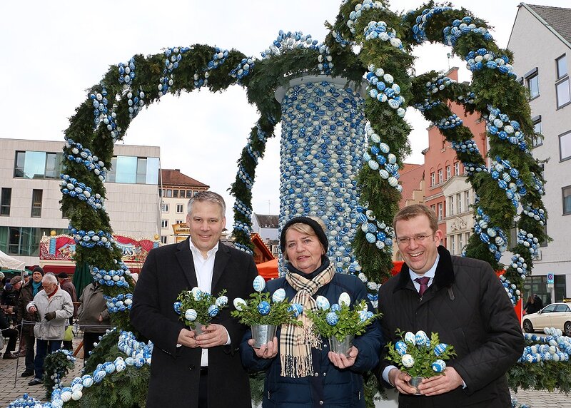 Oberbürgermeister Dr. Christian Lösel, Stadträtin Brigitte Fuchs und Dr. Reinhard Brandl bei der Eröffnung des Ostermarktes; Foto: Stefan Eberl