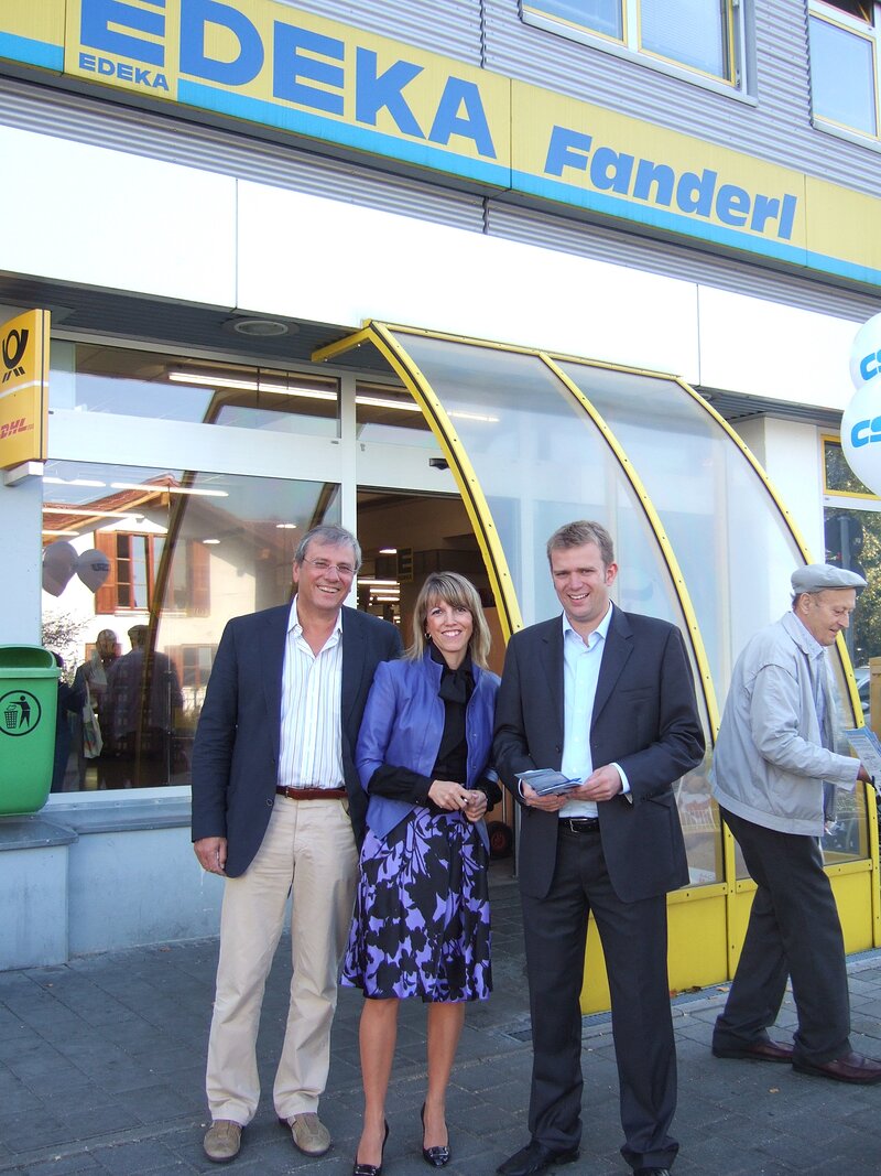 Reinhard Brandl beim Verteilen zusammen mit Hans Süßbauer (CSU Kreisvorsitzender) und Frau Sabine Huber (EDEKA Fanderl)