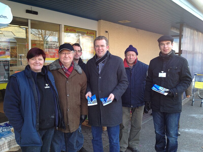 Reinhard Brandl am Informationsstand in Burgheim