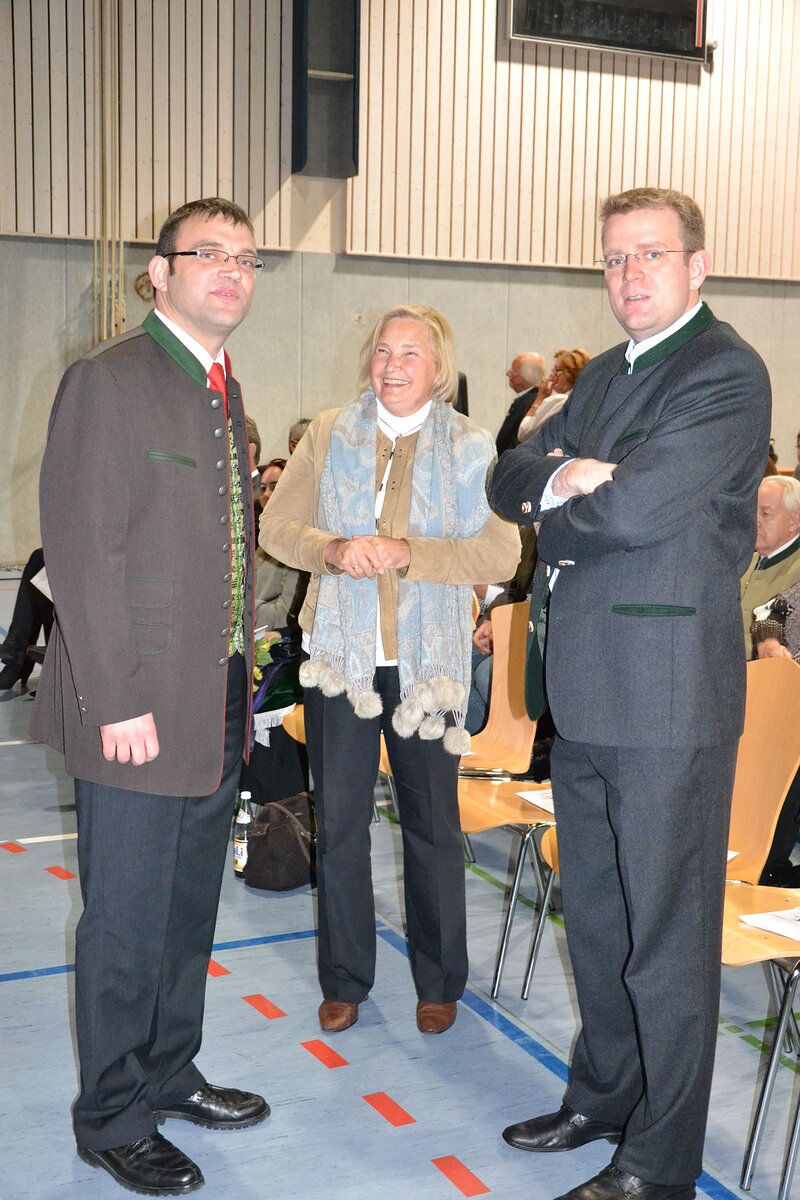 Bürgermeisterin Hannelore Eichenseer und MdB Dr. Reinhard Brandl gratulieren Hans Kuffer