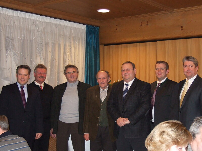 Dr. C. Lösel, Bürgermeister Albert Wittmann, Reinhard Brandl und Jürgen Hammer mit den Jubilaren des Ortsverbandes Ettingu