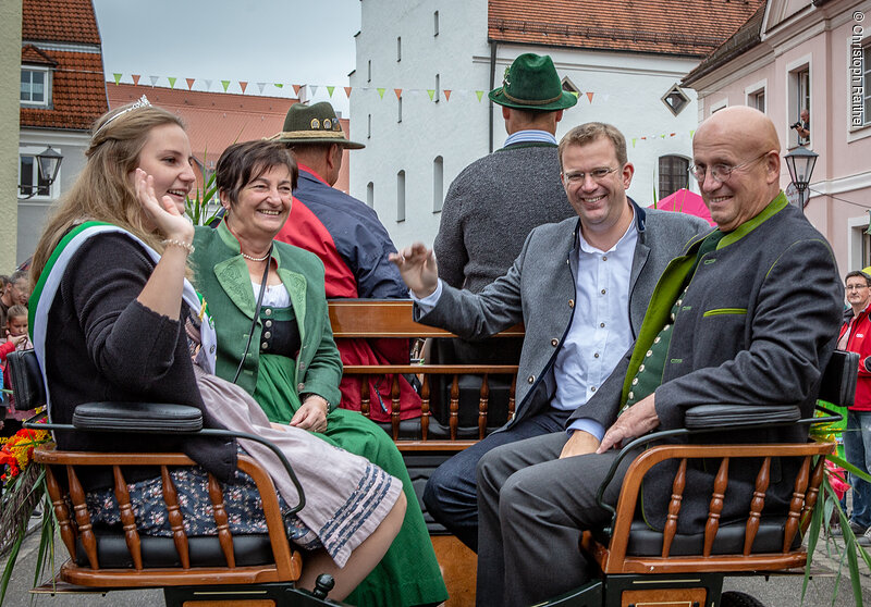 Volksfestkönigin Viktoria Schmidt, stv. Landrätin Rita Böhm, Dr. Reinhard Brandl MdB und Landrat Anton Knapp in Beilngries; Foto: Raithel