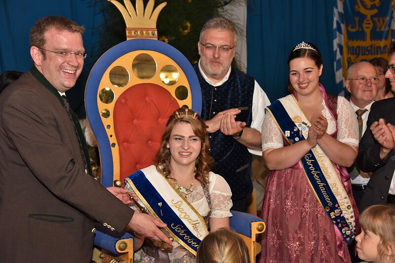 MdB Dr. Reinhard Brandl gratuliert der Spargelkönigin; Foto: A. Hammerl