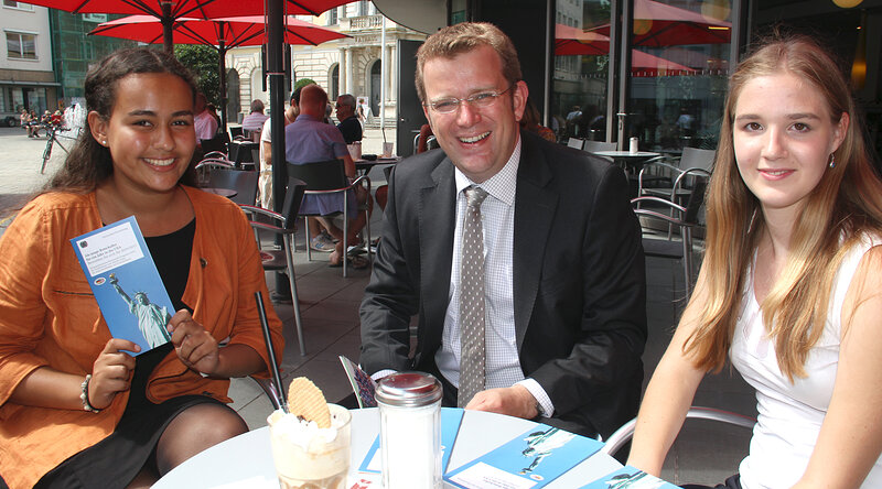 Lisa Wakayo, Dr. Reinhard Brandl und Larissa Nägler