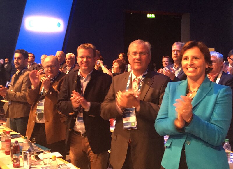 Christine Haderthauer, Hans Süßbauer, Reinhard Brandl, Joachim Genosko und Markus Meyer applaudieren nach der Rede des Parteivorsitzenden Horst Seehofer