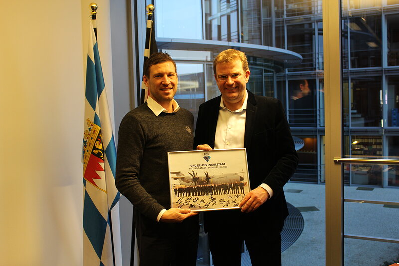 ERCI-Geschäftsführer Rehbein übergibt Dr. Reinhard Brandl MdB ein Erinnerungsgeschenk; Foto: Brandl