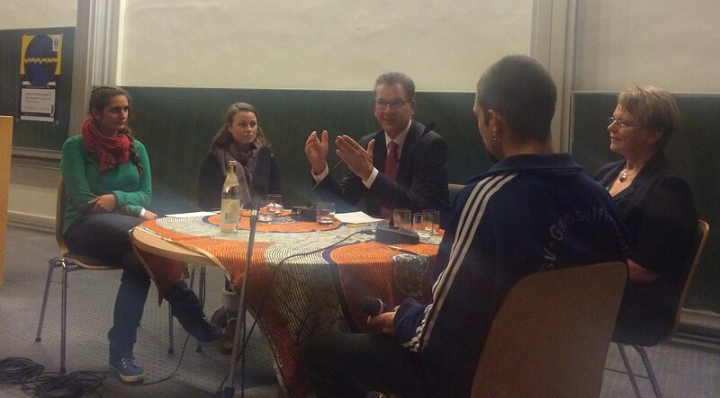 Bundesminister Dr. Gerd Müller im Gespräch mit Studenten