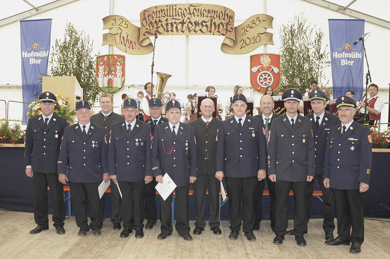 Die Jubilare der FF Wintershof mit MdB Dr. Reinhard Brandl und Landrat Anton Knapp