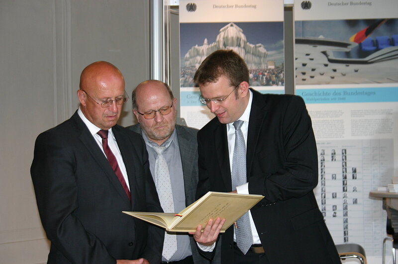 Landrat Anton Knapp, Wirtschaftsreferent Georg Stark und MdB Dr. Reinhard Brandl