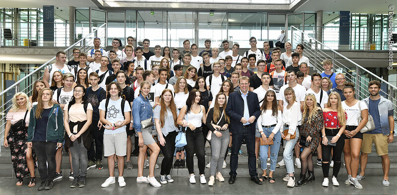 Reinhard Brandl mit den Schülerinnen und Schülern der Ick-Realschule, Gruppe 1; Foto: Deutscher Bundestag