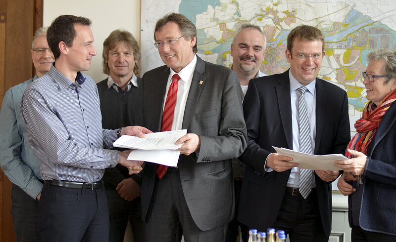 Oberbürgermeister Dr. Bernhard Gmehling und MdB Dr. Reinhard Brandl nehmen die Unterschriftslisten in Empfang