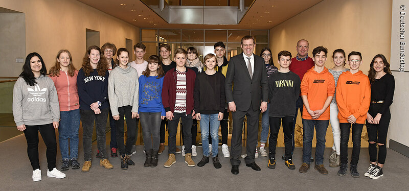 Dr. Reinhard Brandl MdB mit den Schülerinnen und Schülern des Pädagogischen Zentrums Ingolstadt