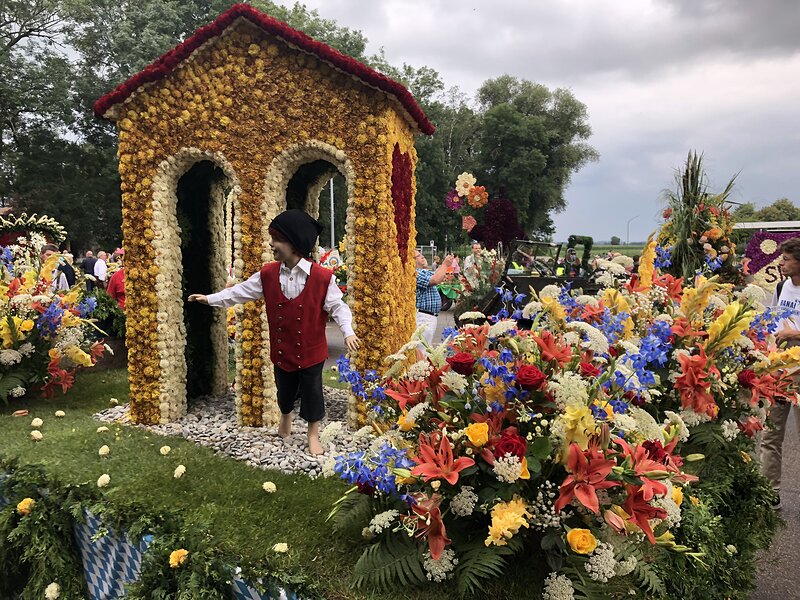 Festwagen beim Rosenfest in Karlshuld