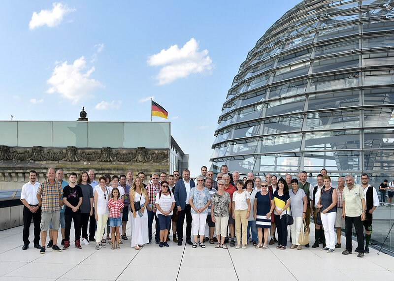 Dr. Reinhard Brandl mit seinen Gästen auf der Reichstagskuppel; Foto: BPA