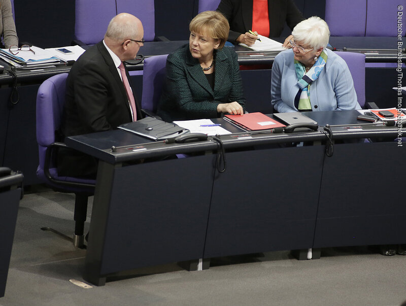 Haushaltsdebatte im Deutschen Bundestag. Der Fraktionsvorsitzende Volker Kauder, CDU/CSU, MdB, mit Bundeskanzlerin Dr. Angela Merkel, CDU/CSU, MdB; und die Vorsitzende der CSU Landesgruppe Gerda Hasselfeldt