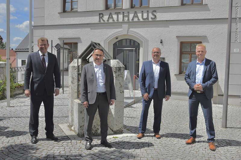 im Bild von links: Dr. Reinhard Brandl MdB, Ulrich Lange MdB, Bürgermeister Karl Rehm, Bürgermeister Michael Böhm Foto: Luisa Riß/Donaukurier