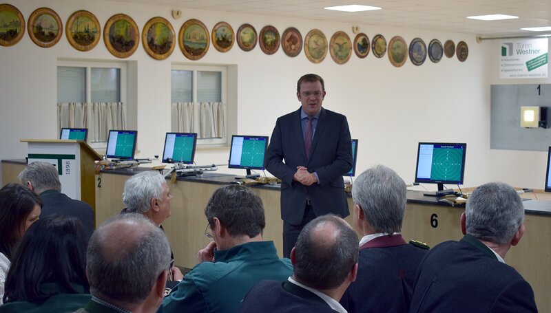 Schirmherr Dr. Reinhard Brandl MdB beim Eröffnungsschießen in Tauberfeld; Foto: SC Tauberfeld