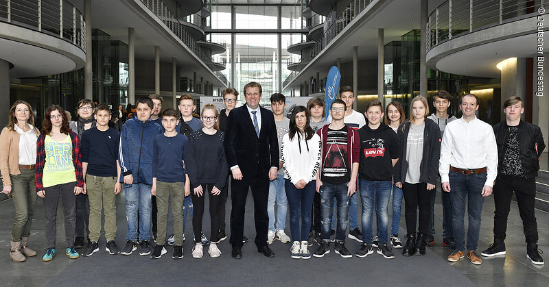 Dr. Reinhard Brandl mit den Gästen aus Ehekirchen; Foto: Deutscher Bundestag